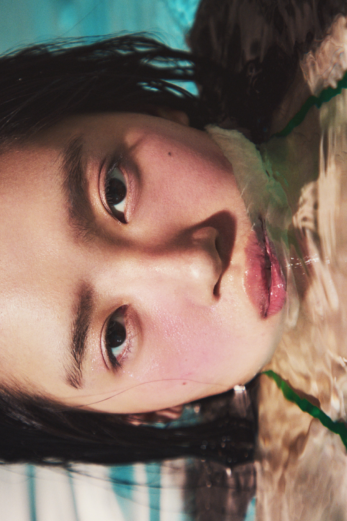 ペタル フロート アイパレット 10・ペタル メルティング カラー ポット EX02・ペタル ブルーミング グロス C 03を使用したモデル